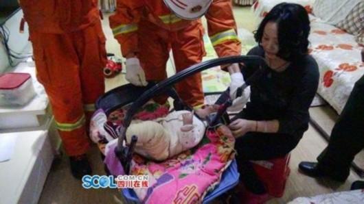 幼童頭部卡嬰兒車取不出 消防官兵來解救一家人被折騰得夠嗆