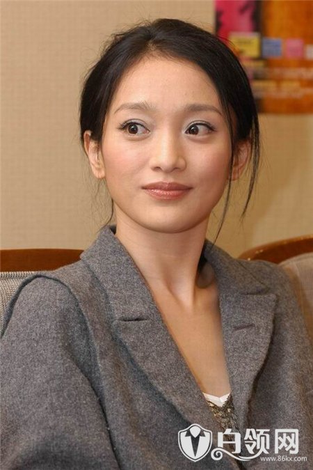 非诚勿扰的舞台,擅长舞台的她有着周迅般的面孔,网友亲切的称之为小