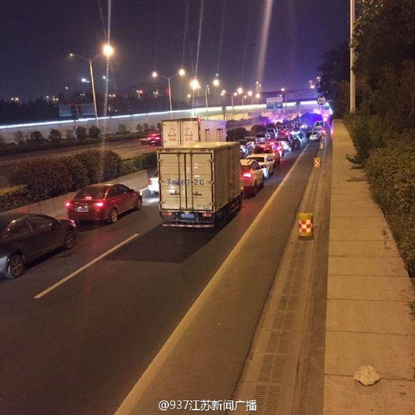 南京隧道重大車禍 4車追尾轎車被擠扁（圖）