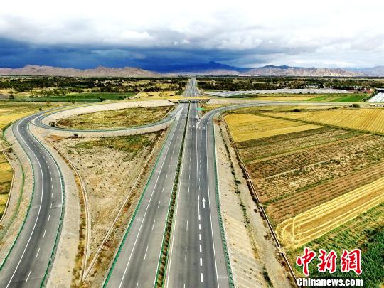 图为青海茶卡至格尔木高速公路。(资料图) 钟欣 摄