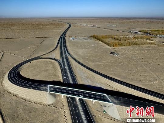 图为青海茶卡至格尔木高速公路。(资料图) 钟欣 摄