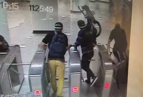 外籍男逃票進地鐵站 被勸阻后裝聽不懂中文無動于衷