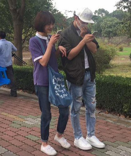 鄭爽探班馬天宇一起玩手機 兩人曾合作過古劍奇譚美人私房菜