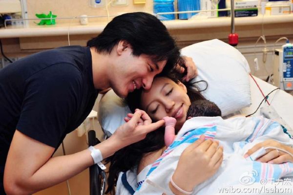 王力宏女兒出鏡 李靚蕾曬嘉莉嘉娜牽手照