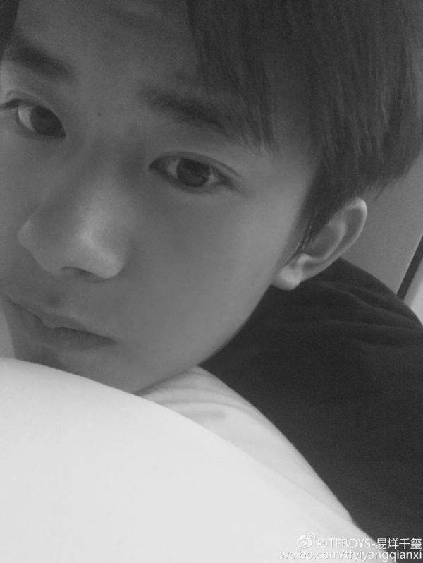 TFBOYS易烊千璽曬近照 就不穿秋褲粉絲操碎心