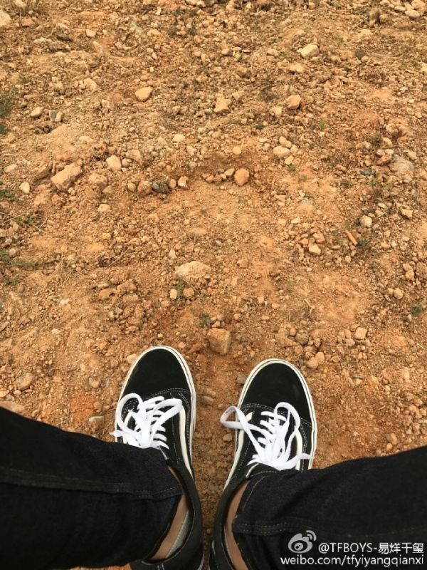 TFBOYS易烊千璽曬近照 就不穿秋褲粉絲操碎心