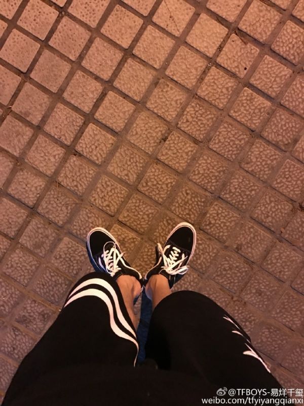 TFBOYS易烊千璽曬近照 就不穿秋褲粉絲操碎心
