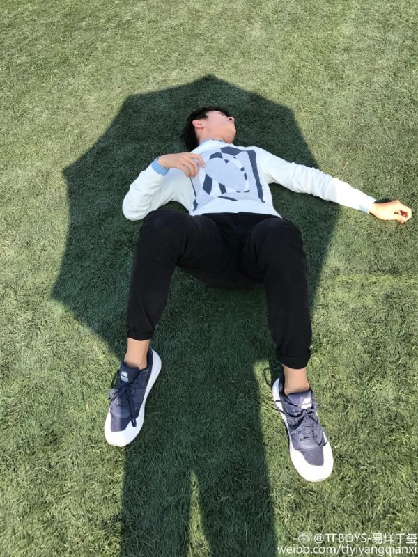 TFBOYS易烊千璽曬近照 就不穿秋褲粉絲操碎心