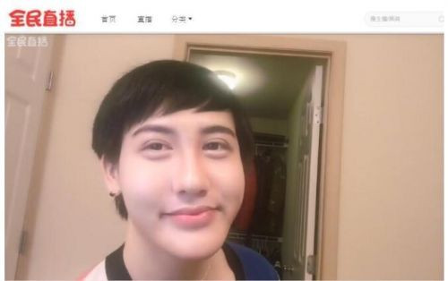 蛇精男劉梓晨直播遭20萬人砸屎 網友彈幕擋臉稱辣眼睛