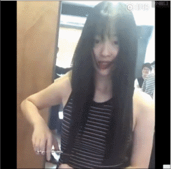 崔雪莉ins对镜头剪头发视频 上传真空上阵照让粉丝不解