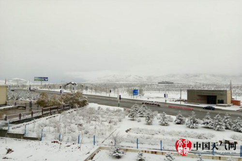 27日，内蒙古呼和浩特雨雪交加，雨雪过后，气温骤降。