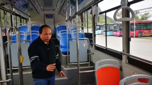 26日晚上7时许，桂林公交公司的91路公交司机邓师傅，像往常一样开着车子从临桂出发，往桂林方向行驶。由于是末班车，当到达榕山路公交站时，车上已经有20多名乘客。大约7点25分，车在榕山路站停靠后，正准备启动、出发，就在后门将要关闭之际，一名中年男子抱着一件衣服，从后门冲上了车。随后，男子把怀里的衣服往地上一丢，将两把刀架在自己的脖子上，大喊：“快开车！有人要追杀我！”