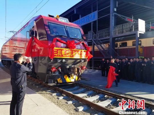 图为滨洲电气化铁路哈尔滨至齐齐哈尔段正式开通运营现场。　王栋梁 摄