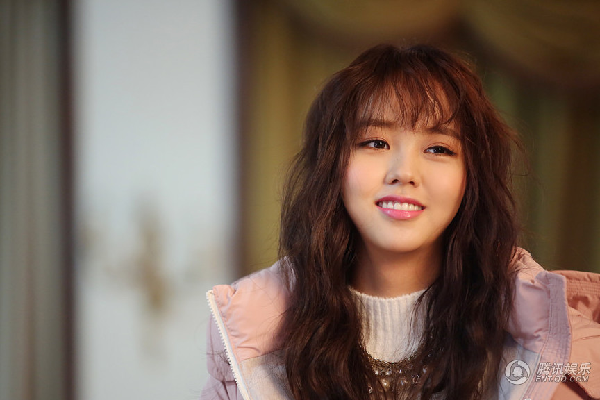 金所炫羽绒服配长裙 卷发似洋娃娃