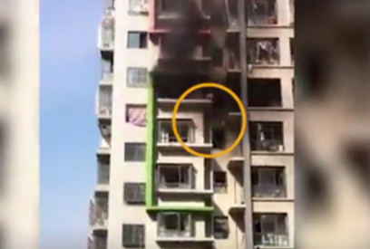 唐山一居民家里煤气爆炸 女子在大火中从6楼跳下