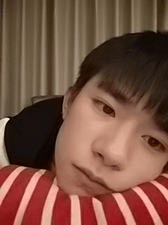 TFBOYS易烊千璽深夜曬自拍 易烊千璽告白氣球編舞帥哭