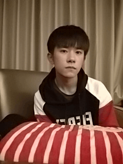 TFBOYS易烊千璽深夜曬自拍 易烊千璽告白氣球編舞帥哭