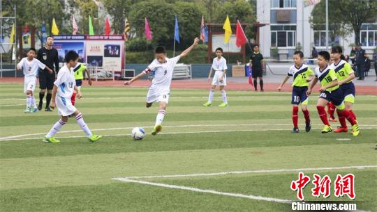 全国红军小学“红星杯”足球邀请赛开赛。　刘秦君 摄