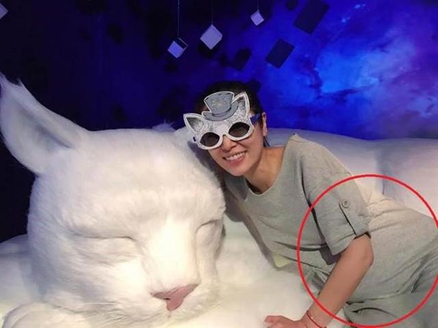 林心如戴面具主動曬出孕照笑顏如花  林心如挺肚反擊網絡暴力