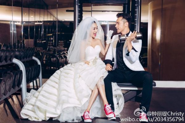鐘麗緹曬婚紗照爆乳秀性感 張倫碩鐘麗緹婚禮女兒當(dāng)花童