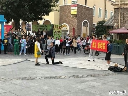 男子拿花圈當(dāng)眾求婚視頻曝光  男子拿花圈當(dāng)眾求婚女子怒扇男子巴掌
