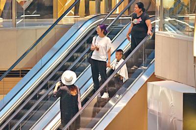 楊千嬅帶兒子上街 萌娃蹦蹦跳跳很淘氣