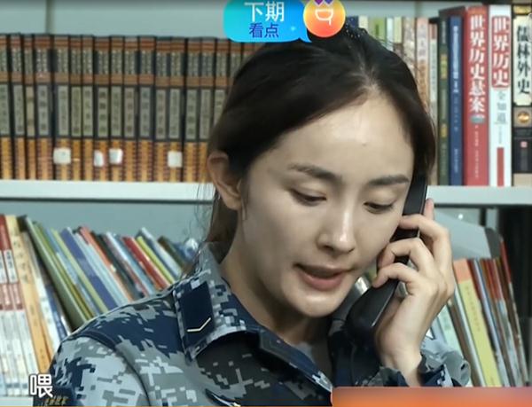 楊冪打境外長途，眼角泛紅究竟是打給了誰？