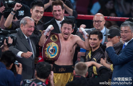 鄒市明點勝泰拳手奪世界金腰帶 生涯成就大滿貫與嬌妻激吻