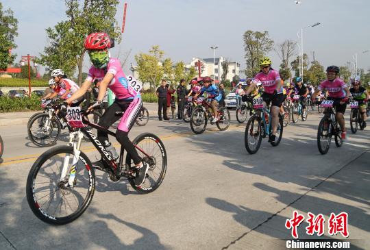 图为巾帼不让须眉，女子选手比赛瞬间。　黄水林 摄