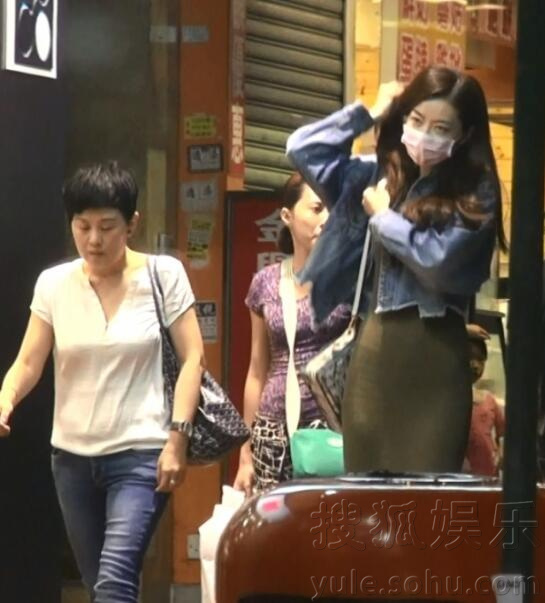 接地氣！闊太熊黛林打扮休閑逛街買廁所泵