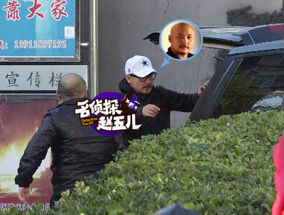 組圖：王全安幫朋友搬家 親自扛麻袋任勞任怨