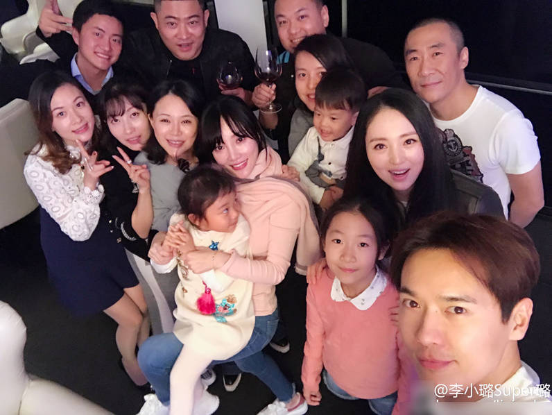 李小璐關悅等姐妹為董璇慶生 甜馨抱娃娃似小大人