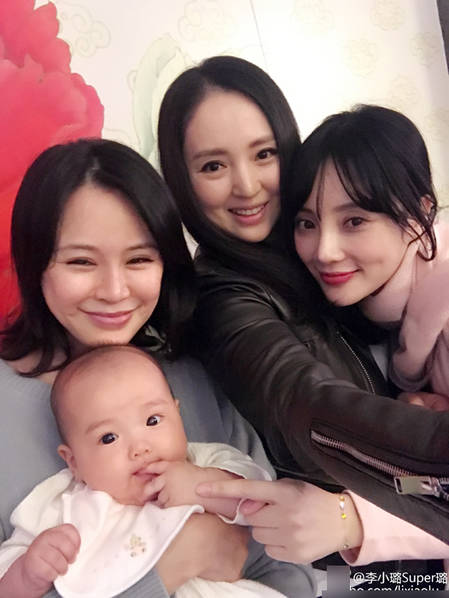 李小璐關悅等姐妹為董璇慶生 甜馨抱娃娃似小大人