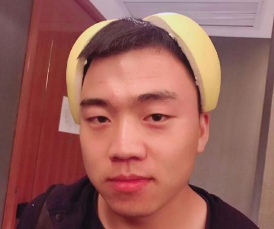 生無可戀臉！王源把柚子皮扣在助理頭上