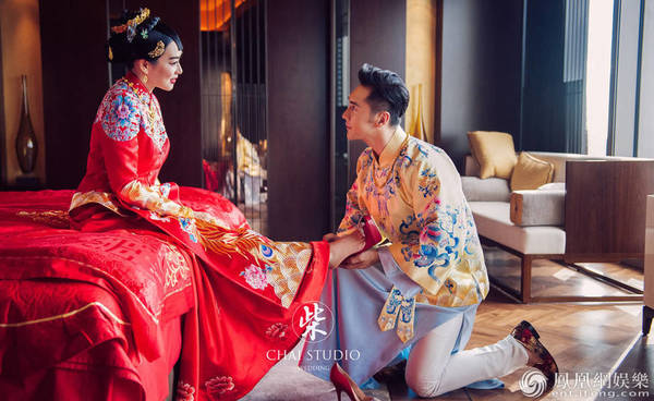 鐘麗緹張倫碩大婚 中式禮服甜蜜熱吻合作如果愛擦出愛火花