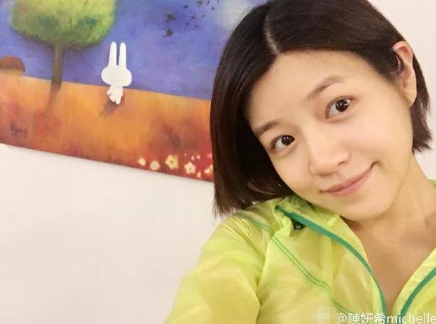 孕媽陳妍希曬素顏自拍 頭發短了一截臉圓了一圈