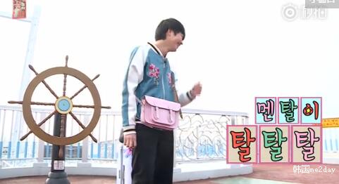 《花樣旅行》最新一期金希澈粉色背包華麗麗踏上旅行