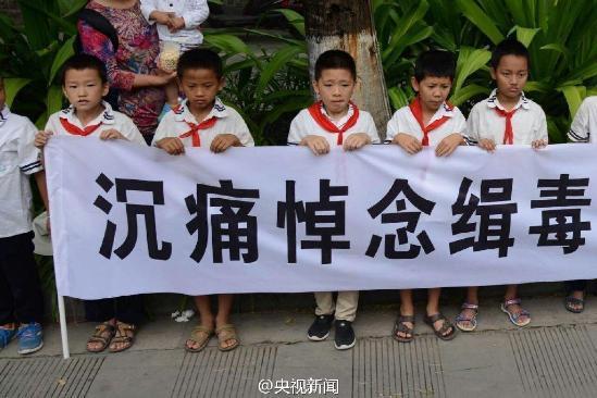 32歲云南緝毒民警犧牲 抓捕嫌犯不幸中槍英勇犧牲群眾自發為他送行