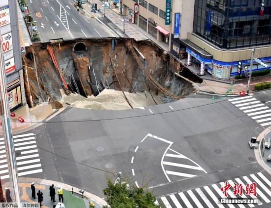 日本福岡路面塌陷 路口道路忽然塌陷出現長約30米左右大坑