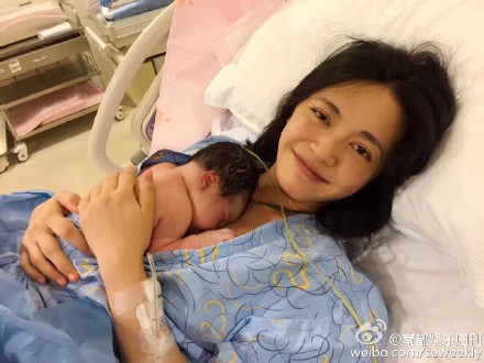 姚晨二胎產女素顏懷抱女兒母愛爆棚  老公兒子陪伴在旁畫面一派溫馨