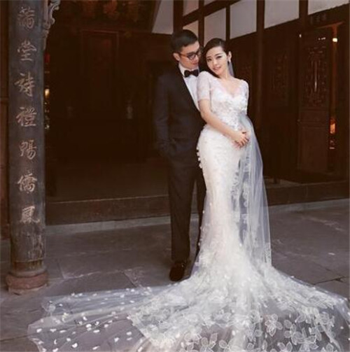 張靚穎馮軻大婚不見李宇春祝福 何潔一句哈道出真相