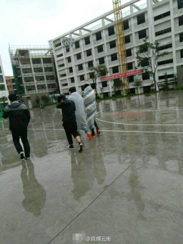 奇葩!兩同學(xué)裹被去上課 天氣突變畫風(fēng)清奇刷爆朋友圈