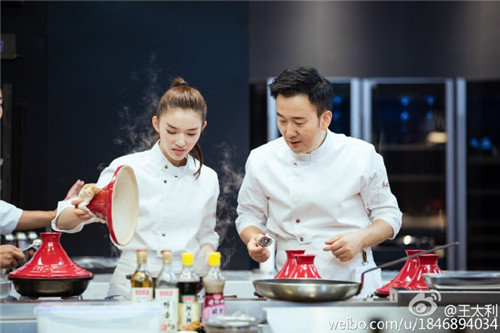 十二道鋒味3林允攜筷子兄弟王太利烹飪美食 白冰耐心為食客服務