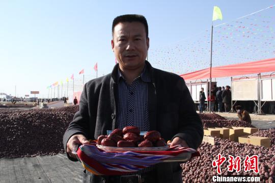 当天该县优选出的20颗特级红枣被经销商竞拍，以8500元成交。　朱景朝 摄