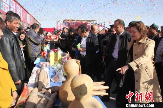 新疆策勒县第三届红枣推介会上，还展出了当地特色农副产品。　朱景朝 摄