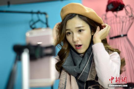 资料图：11月10日深夜，在山西太原一家电商网红孵化基地，网红们为电商企业做产品直播展示。韦亮 摄