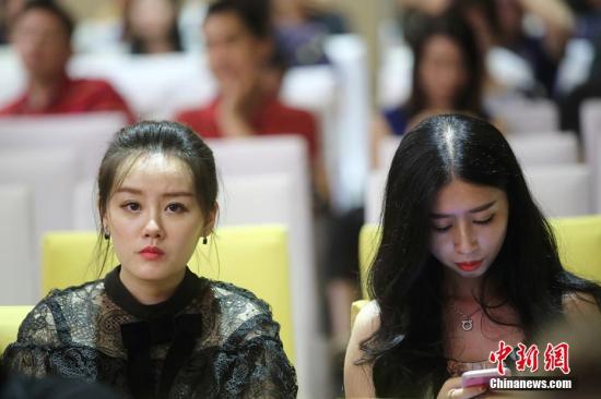 资料图：一大批知名网络女主播、自媒体达人齐聚南京一酒店，参加南京首届网红经济高峰论坛，分享交流各自成功经验。泱波 摄