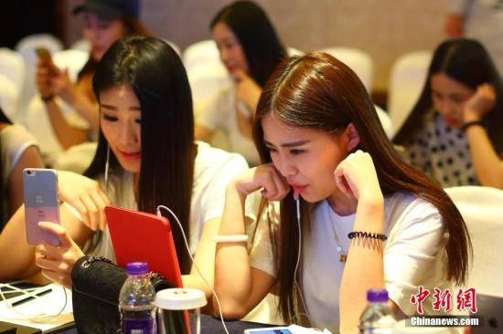 资料图:图为参加比赛的网络直播美女们现场直播启动仪式。 中新社记者 泱波 摄