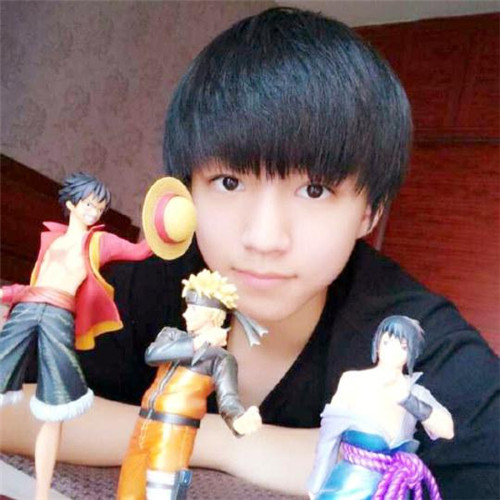 TFBOYS成員王俊凱宣傳航海王新劇場版 中二boys躺床上看海賊王