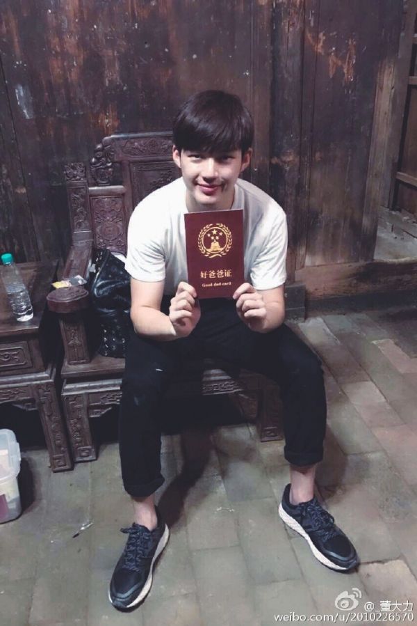 爸爸去哪兒第四季董力退出？董力微博曬好爸爸證：今天我畢業了